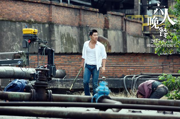 电影《六人晚餐》窦骁铁道单挑流氓青年剧照