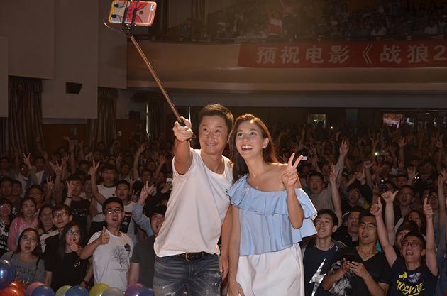导演吴京和女主卢靖姗与现场观众合影