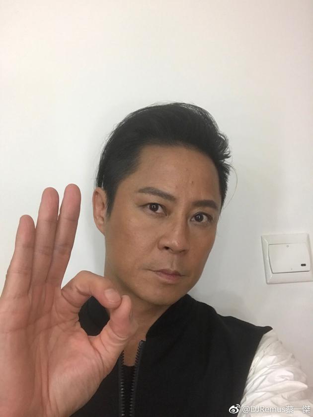 草蜢组合开唱前舞台坍塌蔡一杰报平安皮外伤