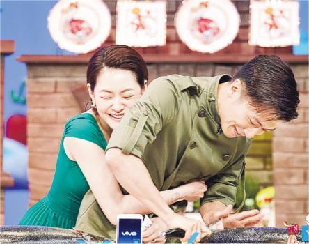 谢霆锋专心做菜却被小S从后熊抱,场面搞笑。