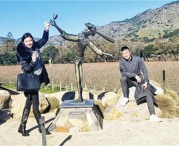 乐基儿向来尊重Ian爱低调作风，很少上载他们一起的正面合照，从笑容和表情已告知一对准新人的快乐喜悦。