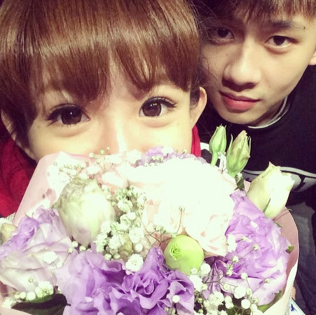 郭书瑶晒约会照 "侧身紧贴"男友肩膀超害羞