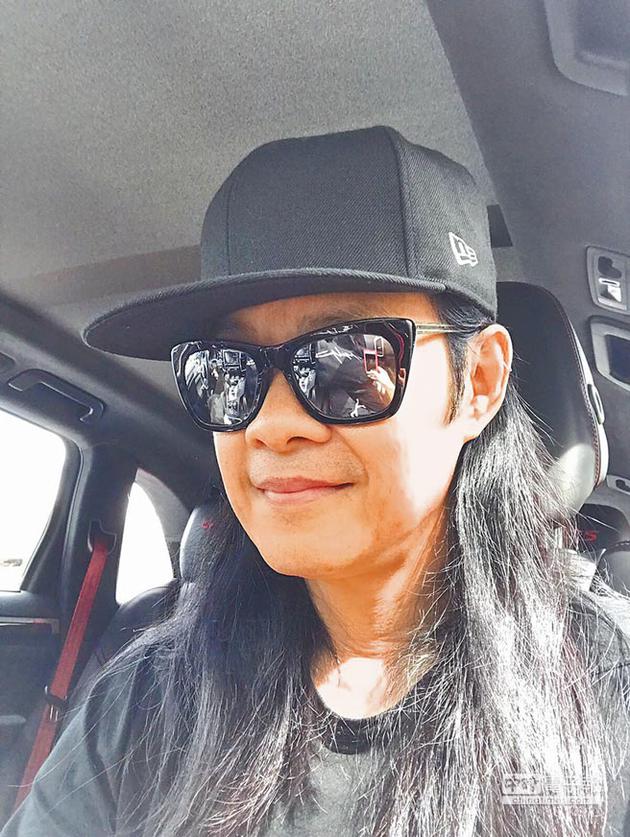 升降台突然倒塌草蜢蔡一智摔伤尾椎报平安