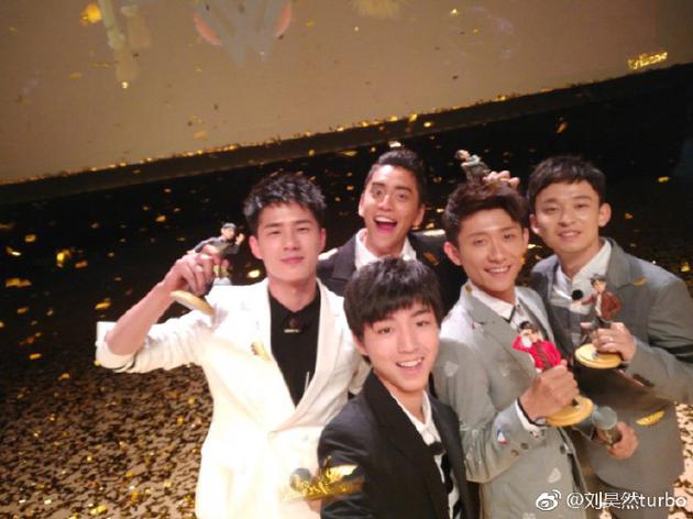 高能少年团杀青张一山王俊凯五兄弟亲密合影