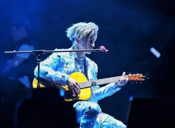 薛之谦演唱《安河桥》