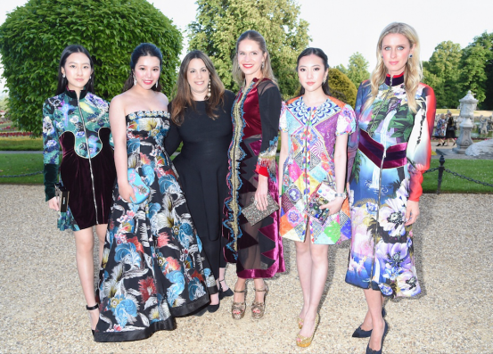 余晚晚参加时尚晚宴