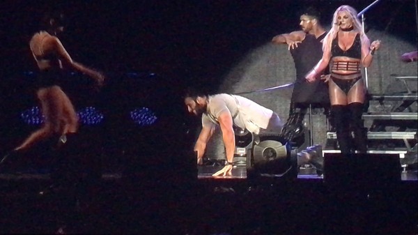 小甜甜布兰妮与鲜肉男友上演捆绑诱惑