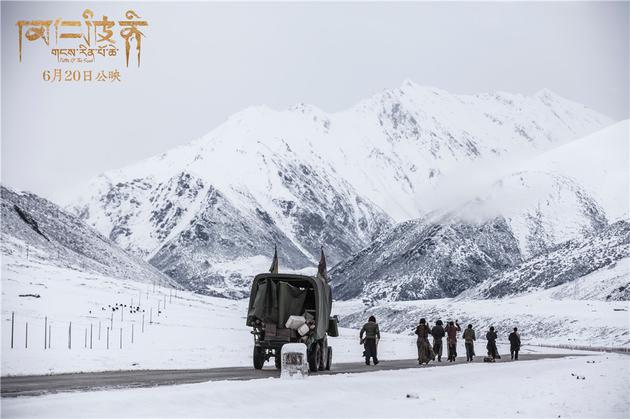 朝圣者背影坚定