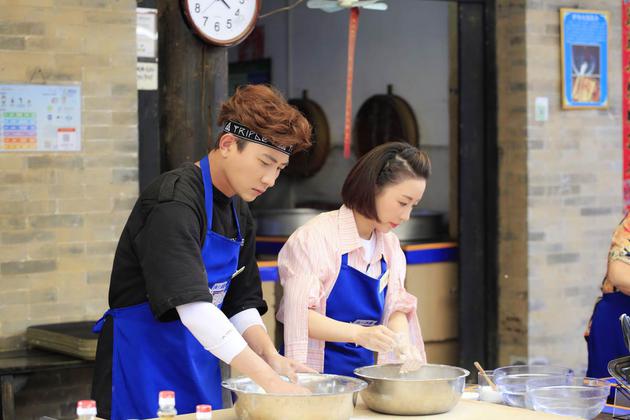 《鲜厨》大左为救搭档使尽力气 实力爆发苦战获胜