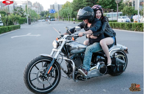 王杰事隔多年再载美女飙机车