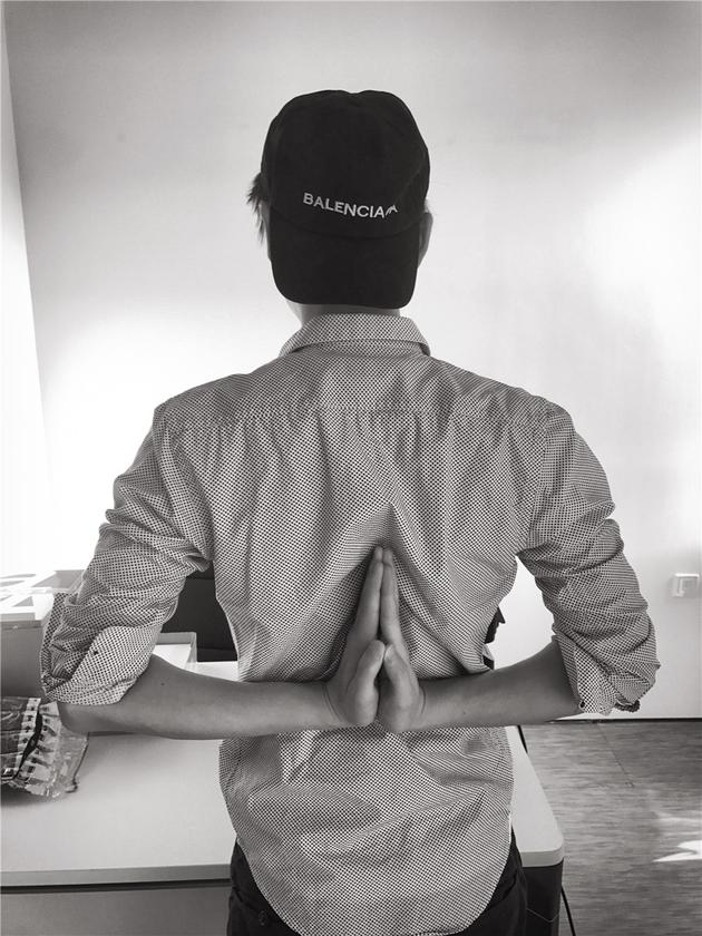 张俪运动bra配丸子头 少女力引领运动新风潮