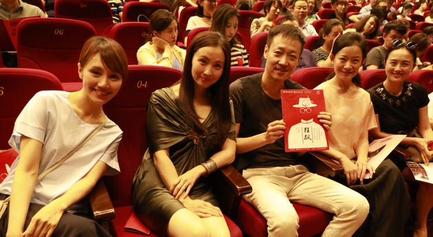 原版《狂飙》演员袁泉、陶虹、辛柏青、朱媛媛、师悦玲（自左至右）集体捧场“青春版”《狂飙》（王昊宸 ）