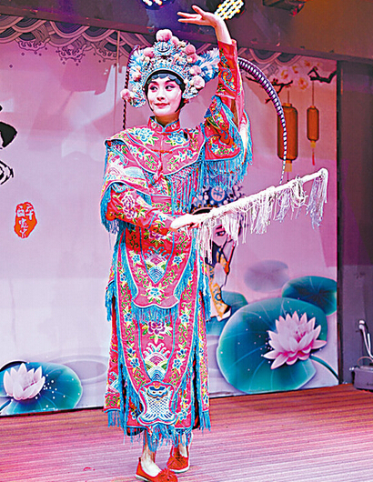陈法拉变身成漂亮花旦。