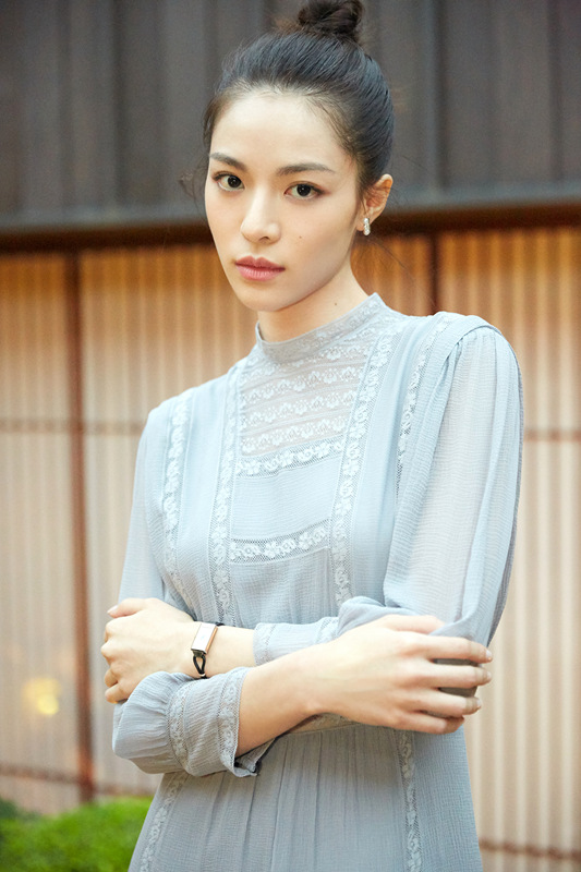 钟楚曦展现少女气质