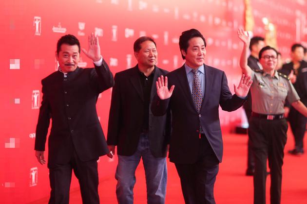 主创向影迷和媒体挥手致意