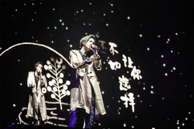 薛之谦深情演唱