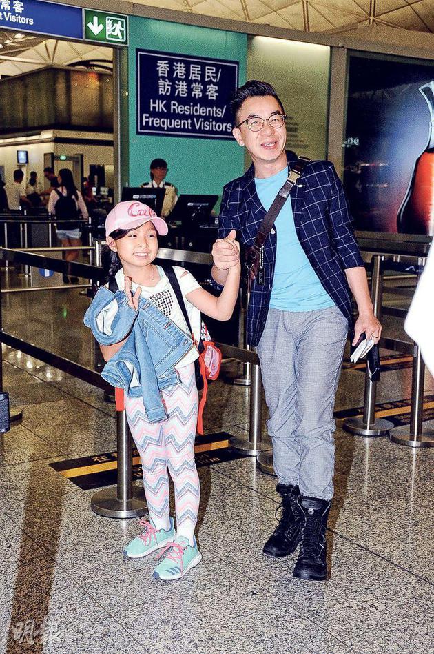 9岁谭芝昀现身机场3分钟快闪 父亲谢谭咏麟赞赏