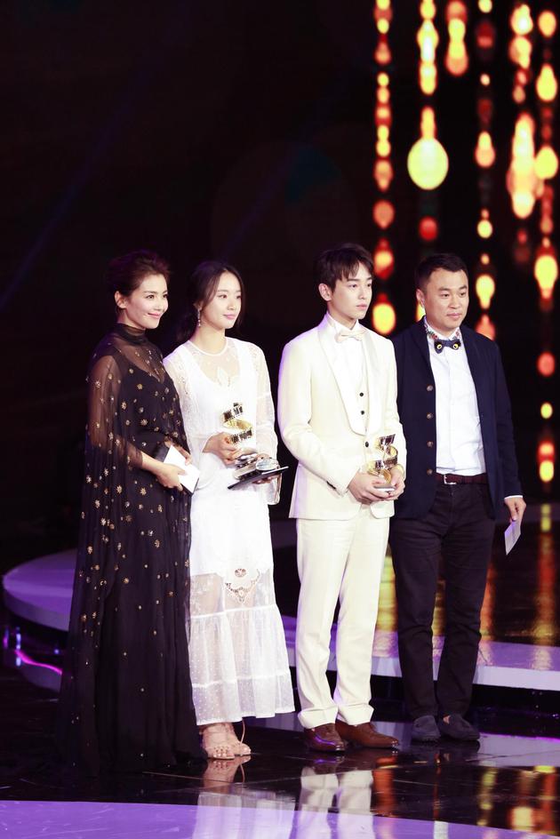 刘涛彭李檬颁发昱畅微博电影之夜最受期待新生力量奖