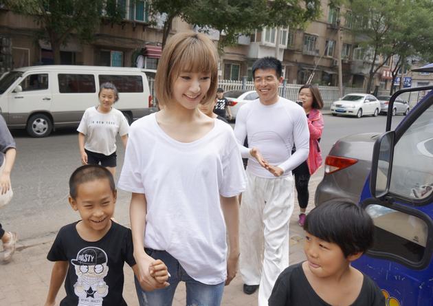 魏小也父亲节传递正能量 慰问“爱心爸爸”柏剑 图5