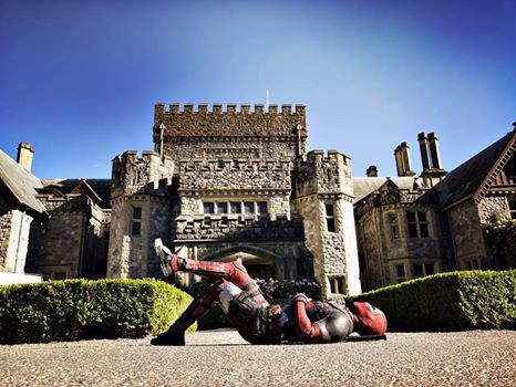 死侍乱入躺在X-战警学校大门口。