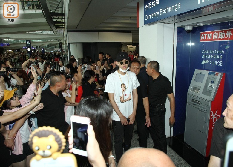 吴亦凡现身香港机场场面火爆女粉丝惨跌倒 手机新浪网