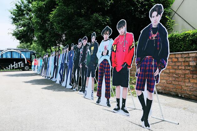 ZERO-G男团人形牌