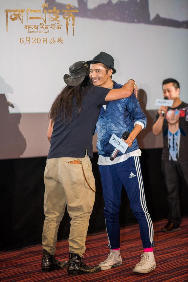 张杨与老友朴树见面拥抱