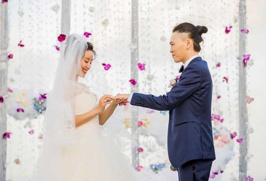 张玮新曲降临献歌妻子杨烨王耀光填词