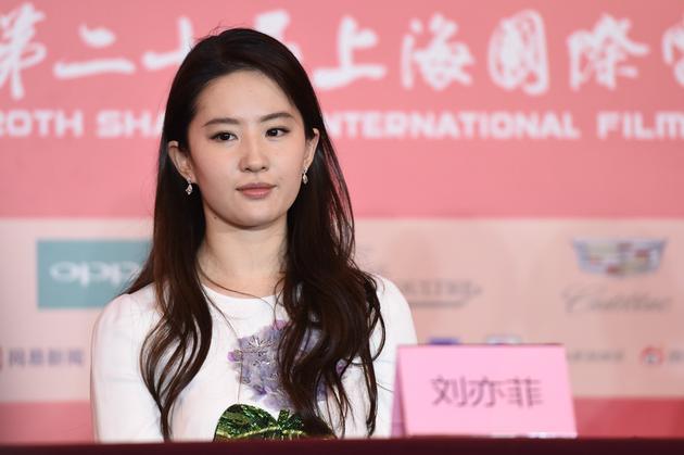 刘亦菲亮相
