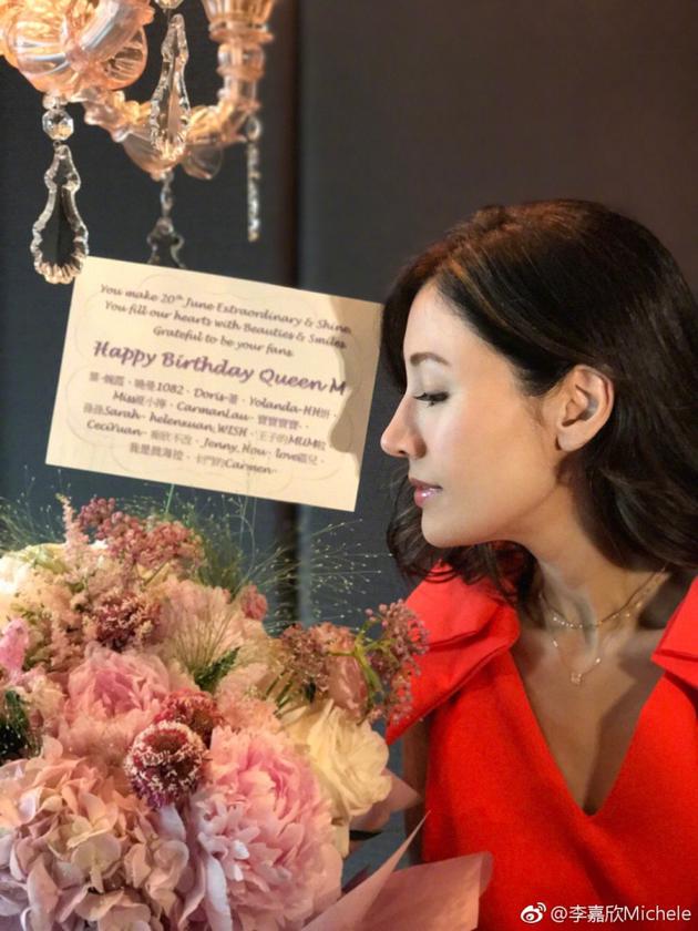 人比花娇47岁李嘉欣近照皮肤紧致女神气质不减