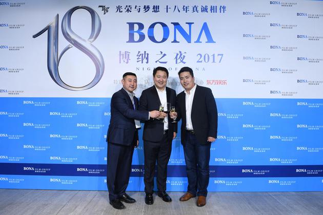博纳影业集团董事长于冬与长期合作伙伴亲密合影