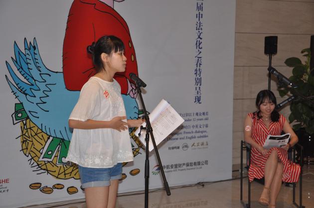 冠军得主罗含艺（左）与亚军获得者戴沁园（右）非常投入地朗读，表演