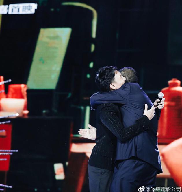 张震拥抱王家卫