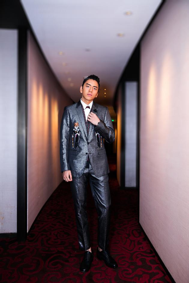 《鲛珠传》亮相上影节 王大陆正装出席帅气抢镜