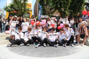 X-TIME与韩国粉丝合影