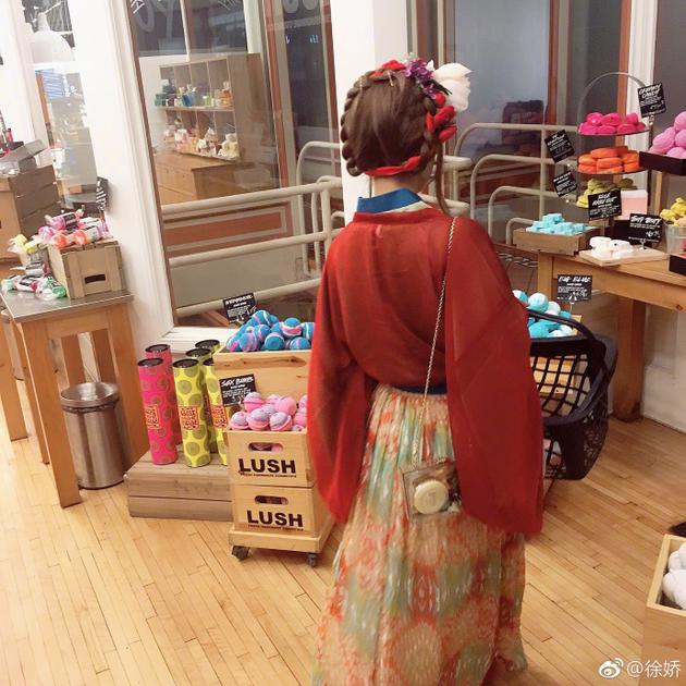 徐娇挑选东西