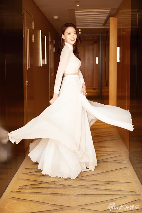 周奇奇白色长裙