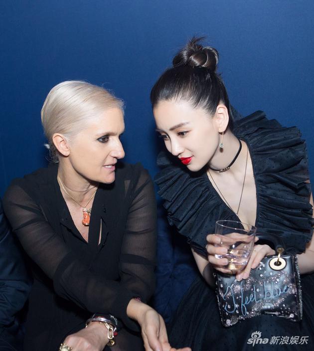 Angelababy与品牌创意总监亲切热聊