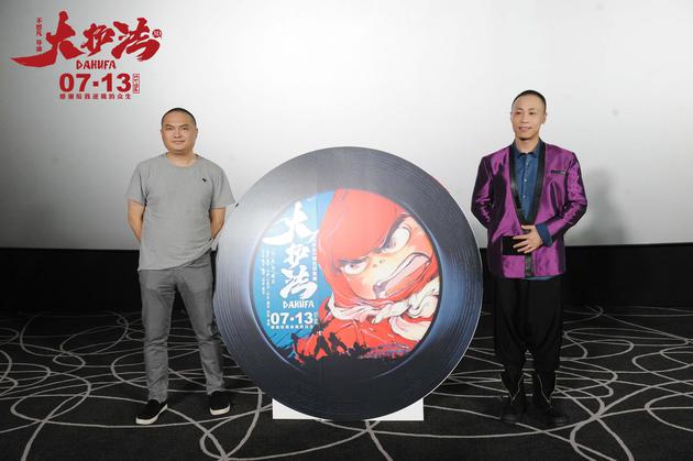 《大护法》导演不思凡与戴荃合影