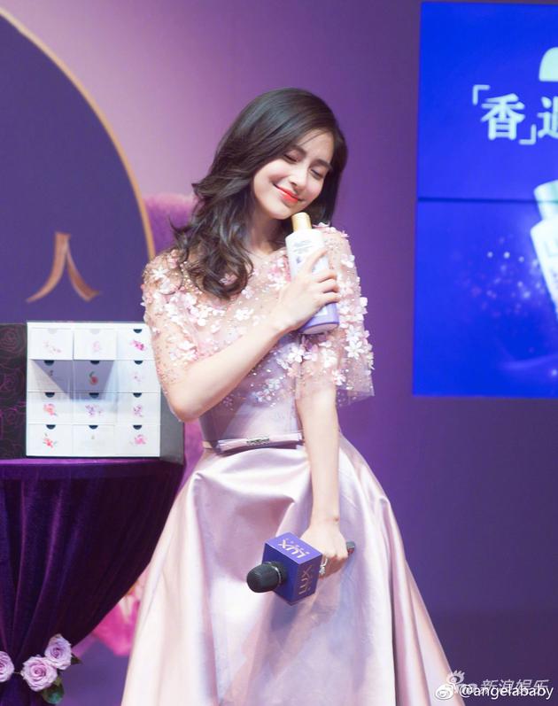 Angelababy产后复出首次活动温婉动人