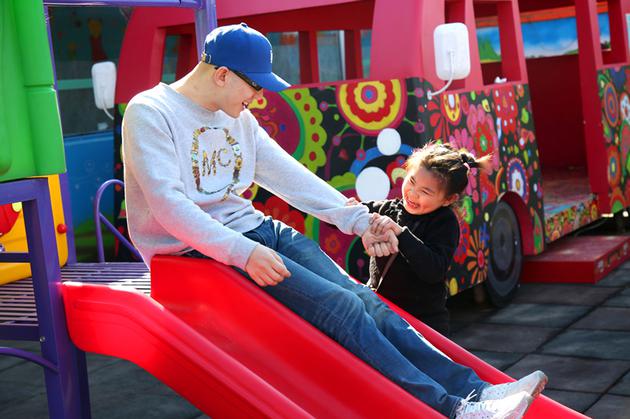 平安与儿童做游戏