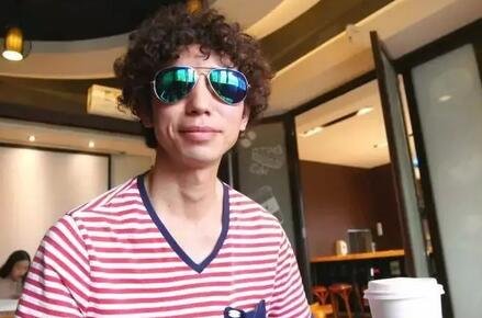 拍照时,庞麦郎戴上了墨镜。新京报记者 陶若谷 摄