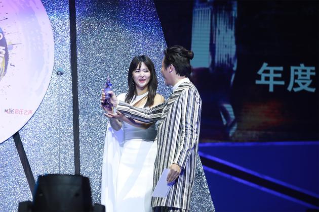 李玉刚为内地年度最佳女歌手谭维维颁奖
