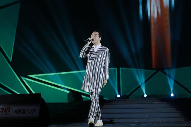 李玉刚深情演唱《刚好遇见你》