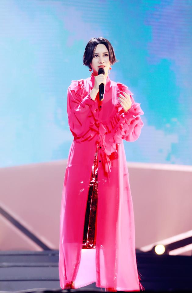 尚雯婕登台霸气献唱