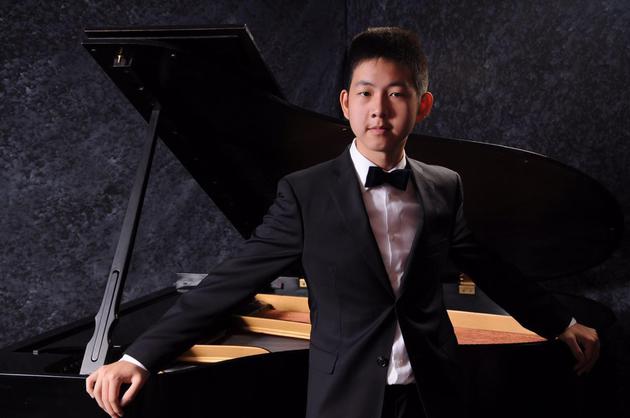 旅美少年钢琴演奏家胡肇洋