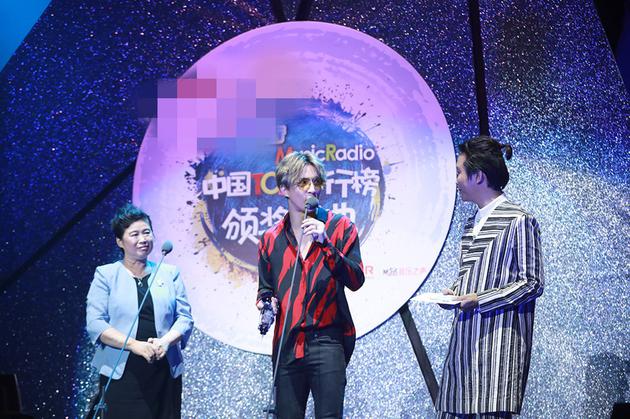 李玉刚为年度最佳男歌手奖薛之谦颁奖