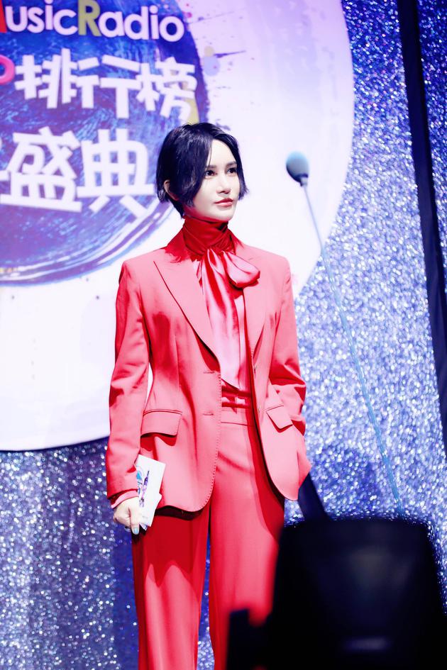尚雯婕作为颁奖嘉宾登场
