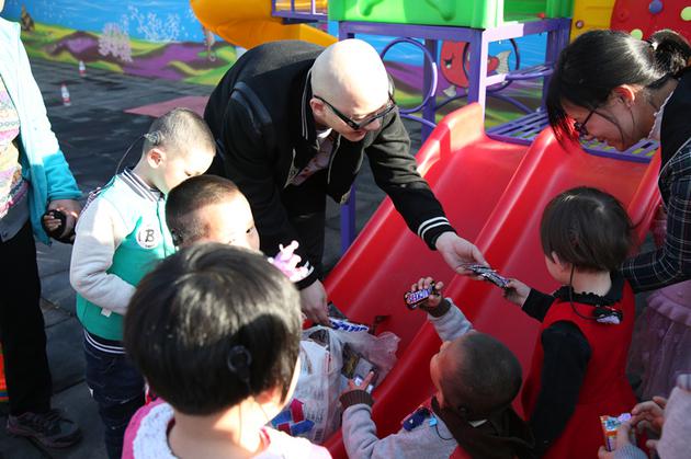 平安与儿童们做游戏