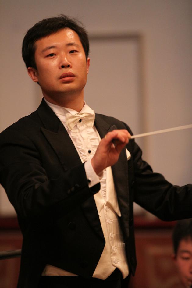 音乐会指挥张冰冰